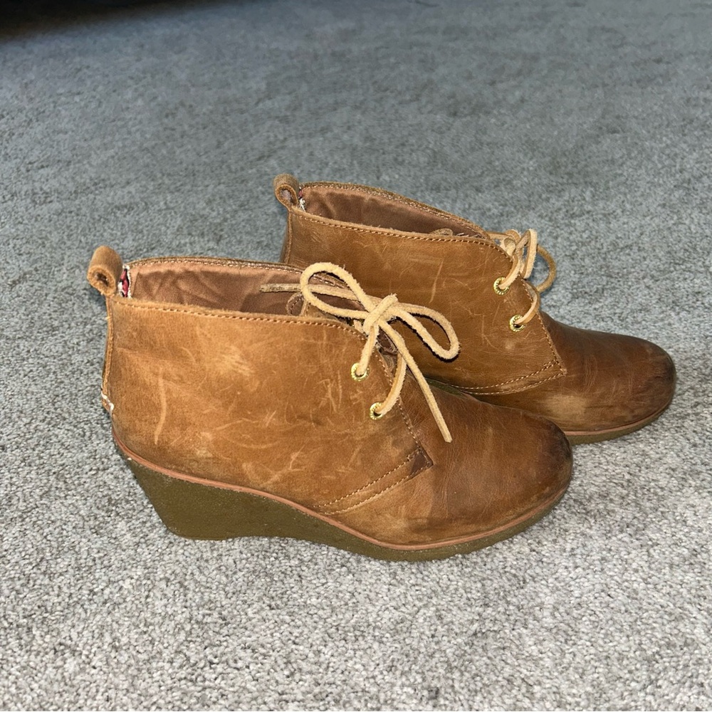 Gently worn Sperry wedges in tan. They are size 7.5.